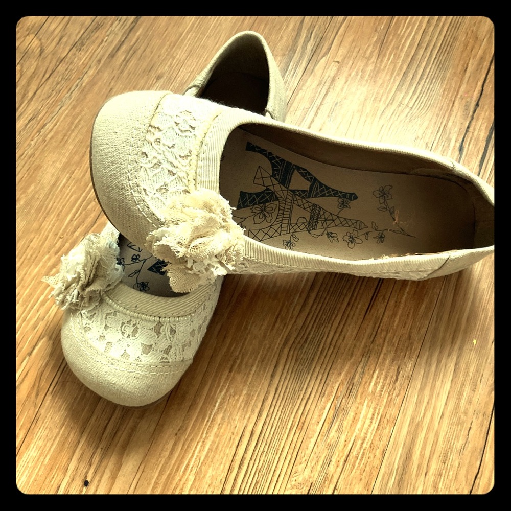 Flats with pearls, flower and lace